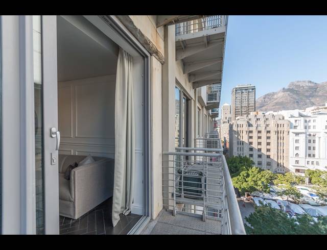 1 BEDROOM APARTMENT FOR SALE IN CAPE TOWN CITY CENTRE